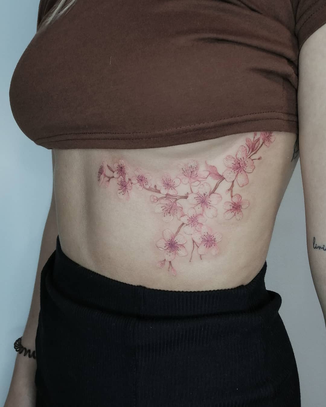 Tatuaje de costilla lateral de gran flor