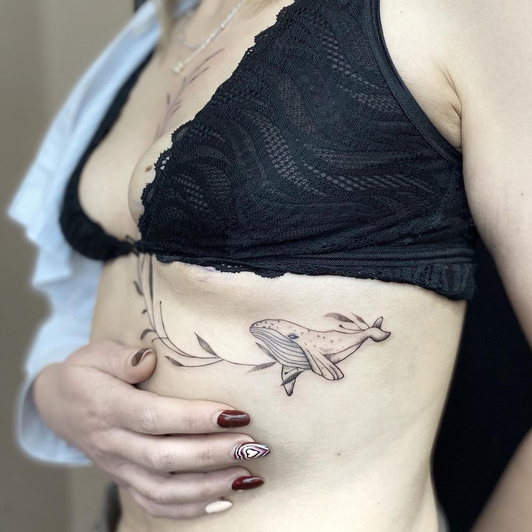 Tatuaje de costillar lateral de ballena para mujeres.