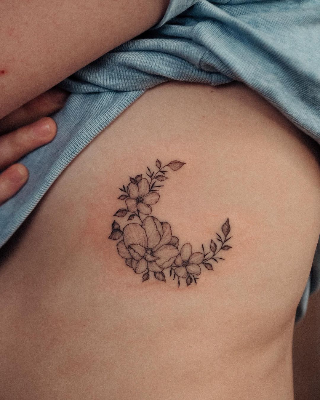Tatuaje de costillas de lado con luna floral