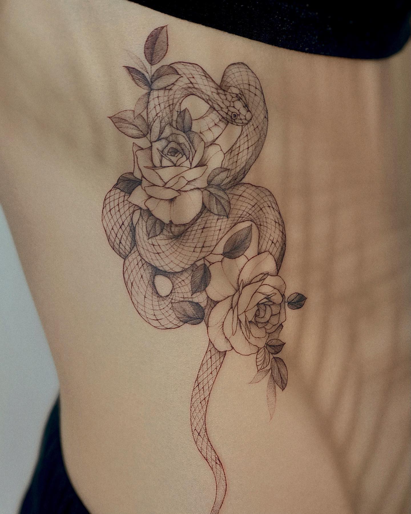 Tatuaje de costillas lateral de Rosas y Serpiente.