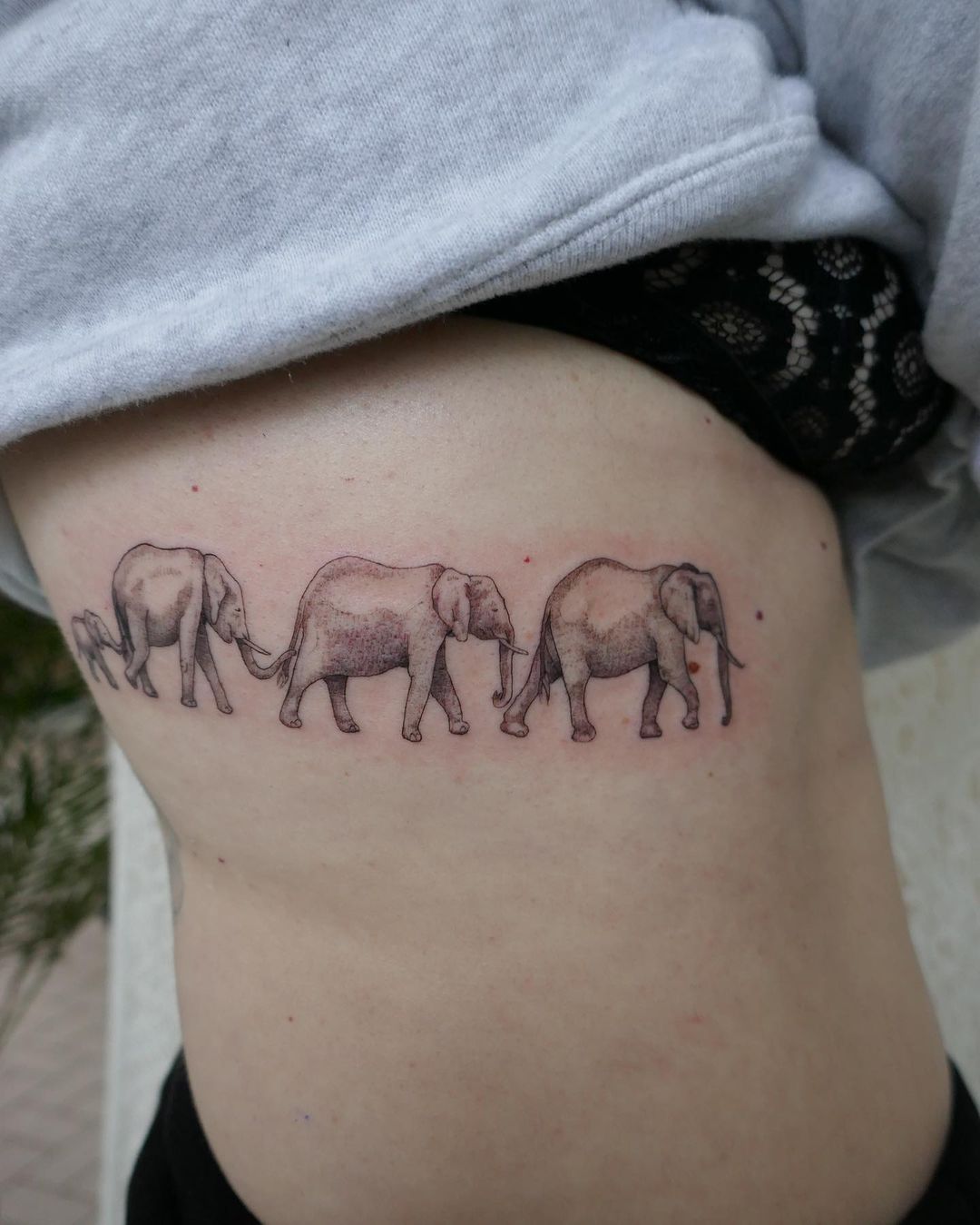 Tatuaje de costillas laterales de elefante