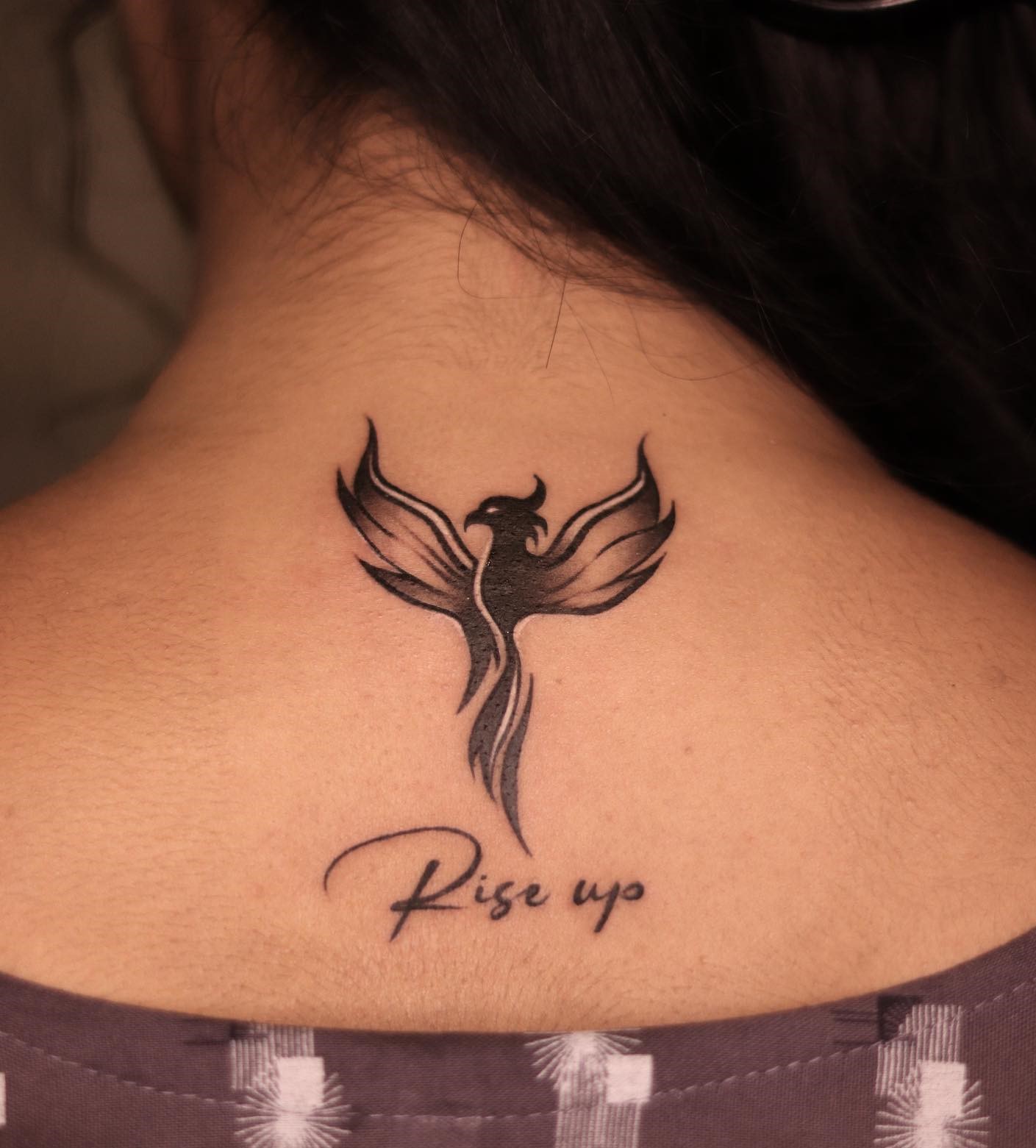 Tatuaje de cuello de fénix