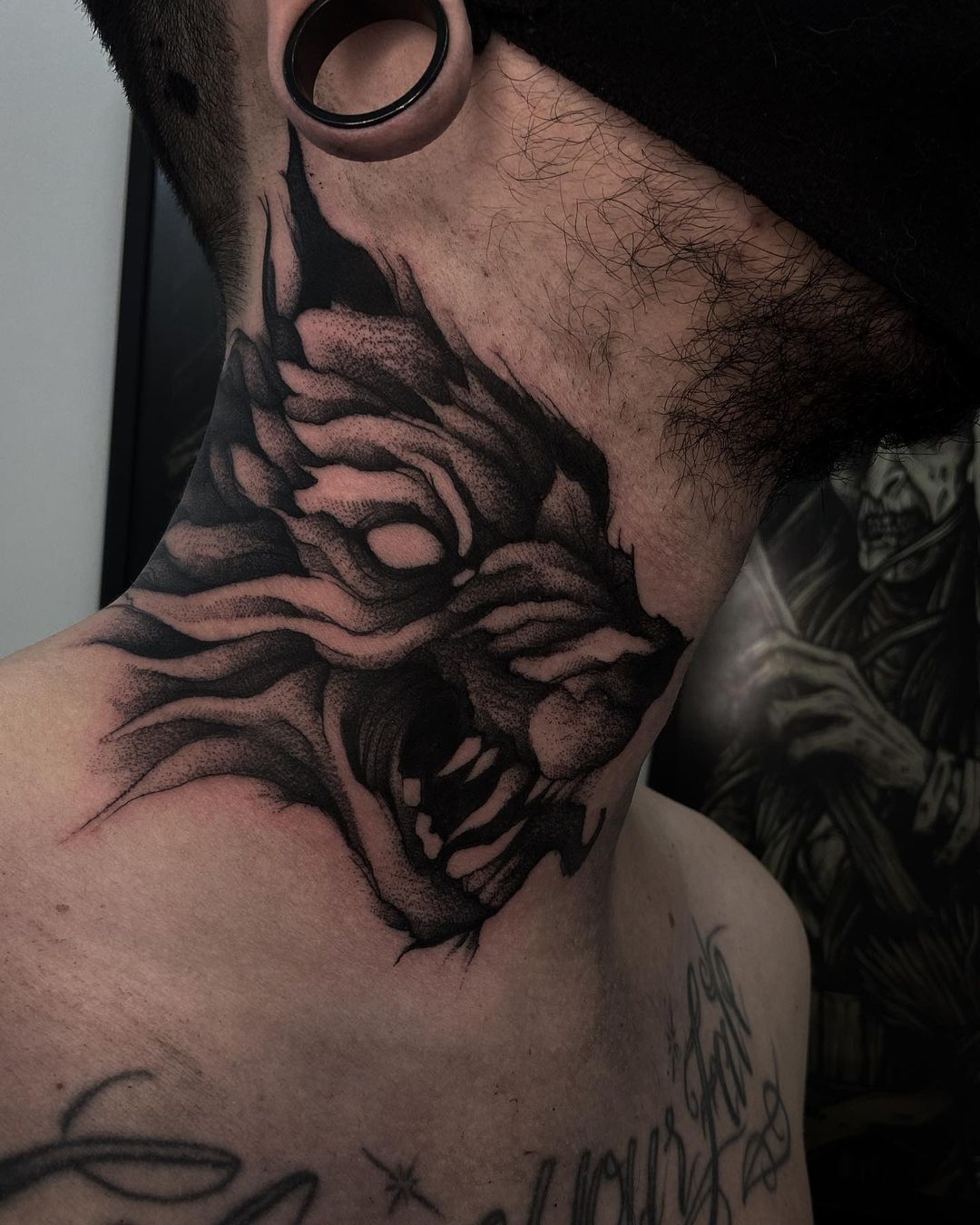 Tatuaje de cuello de lobo para hombres