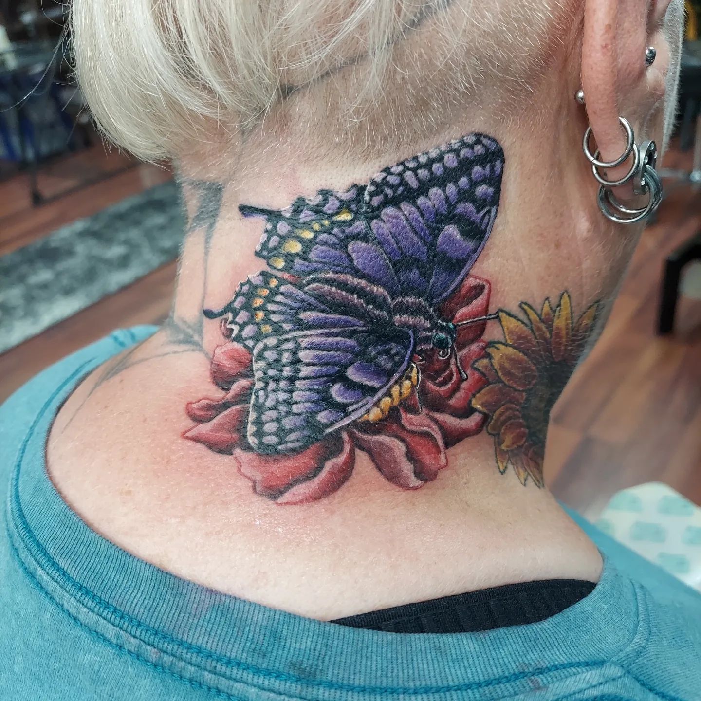 Tatuaje de Cuello de Mariposa