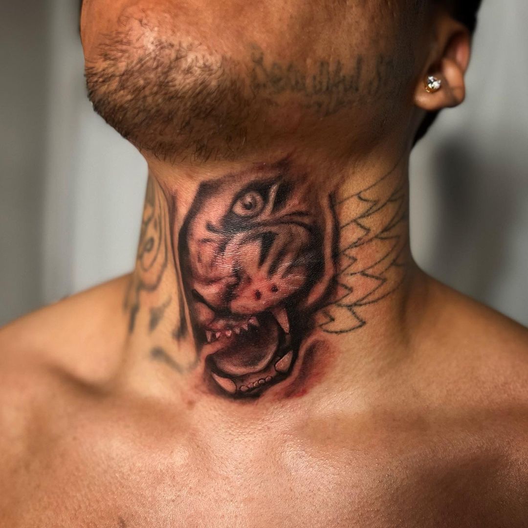 Tatuaje de cuello de tigre
