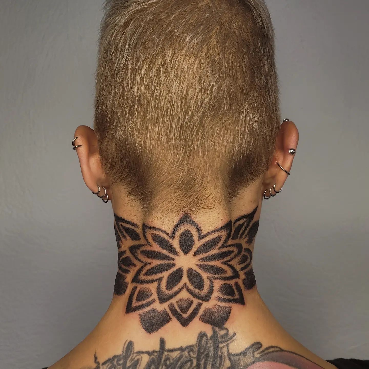 Tatuaje de cuello mandala