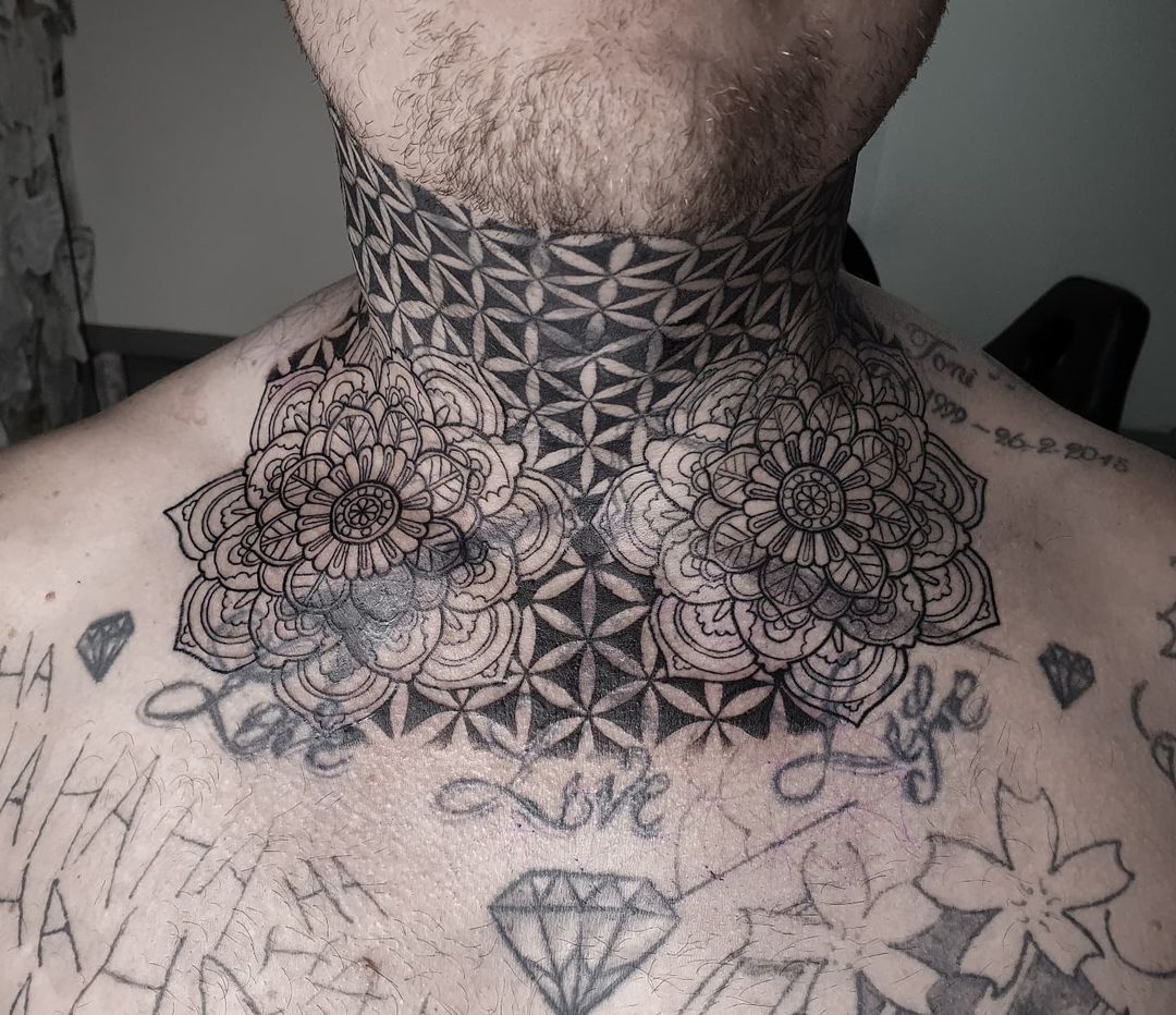 Tatuaje de cuello mandala