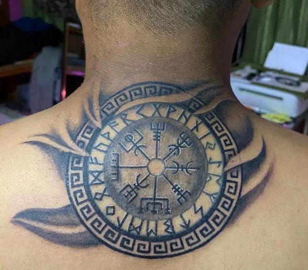 Tatuaje de cuello Vegvísir