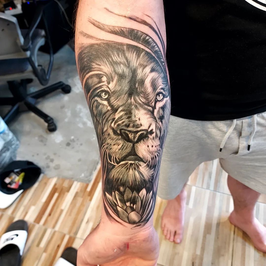 Tatuaje de encubrimiento de león