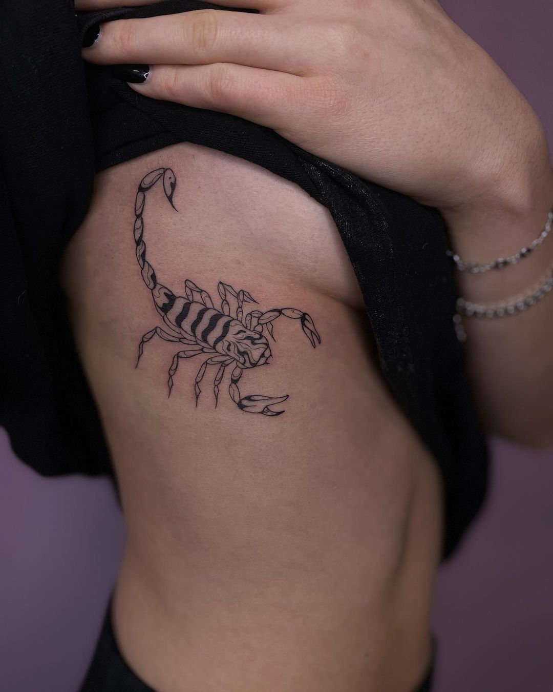 Tatuaje de Escorpión en Costilla Lateral
