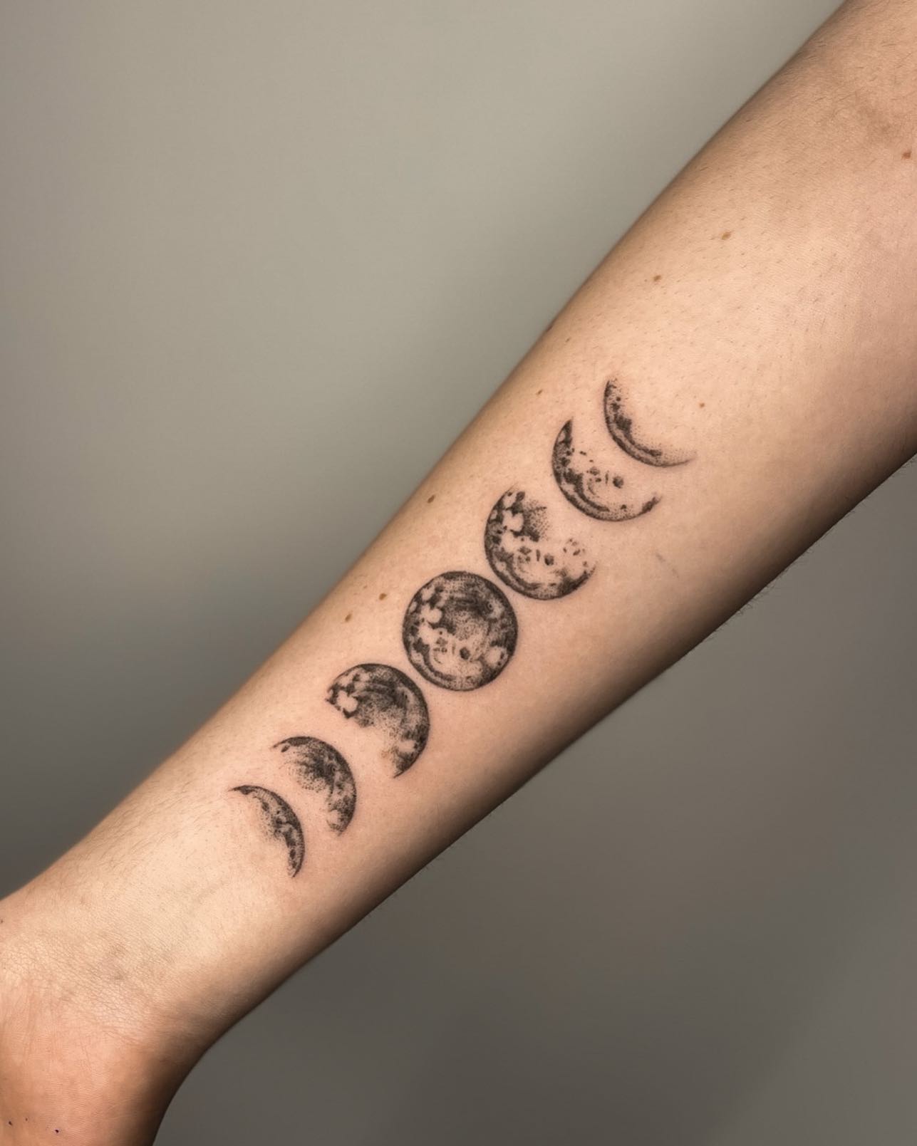 Tatuaje de Fase Lunar en el Antebrazo