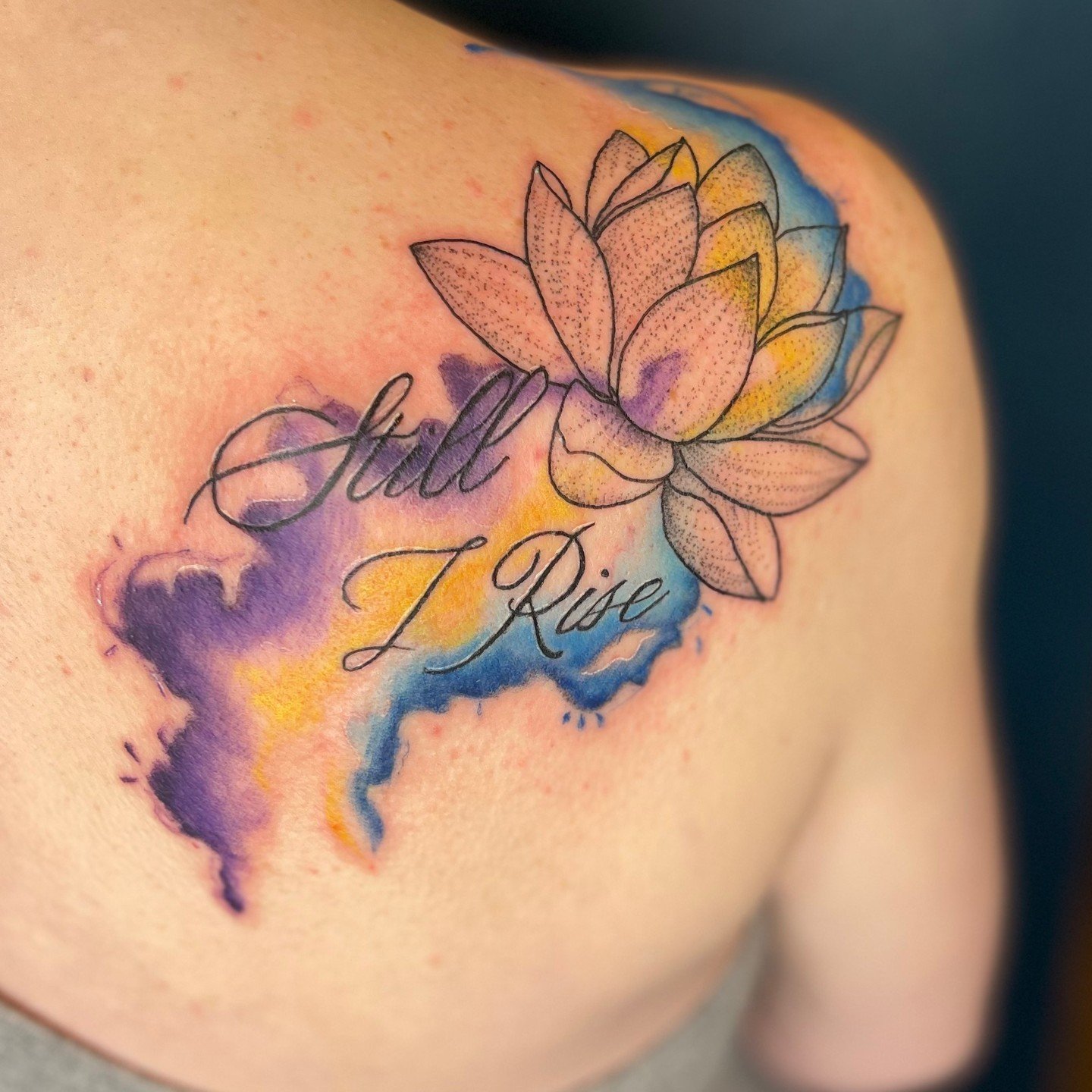 Tatuaje de Flor de Loto en la Espalda para Mujeres.