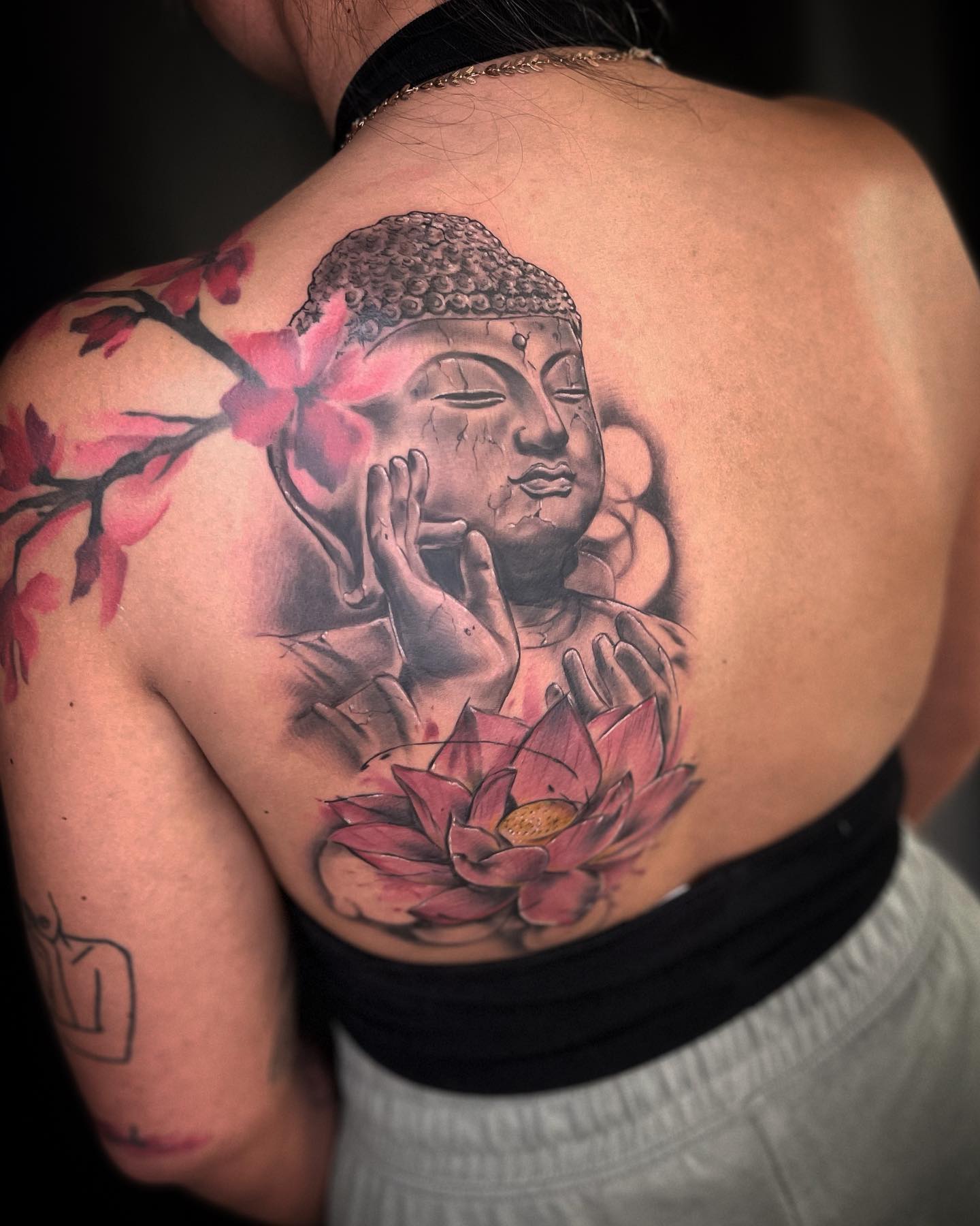 Tatuaje de loto de Buda para chicas.