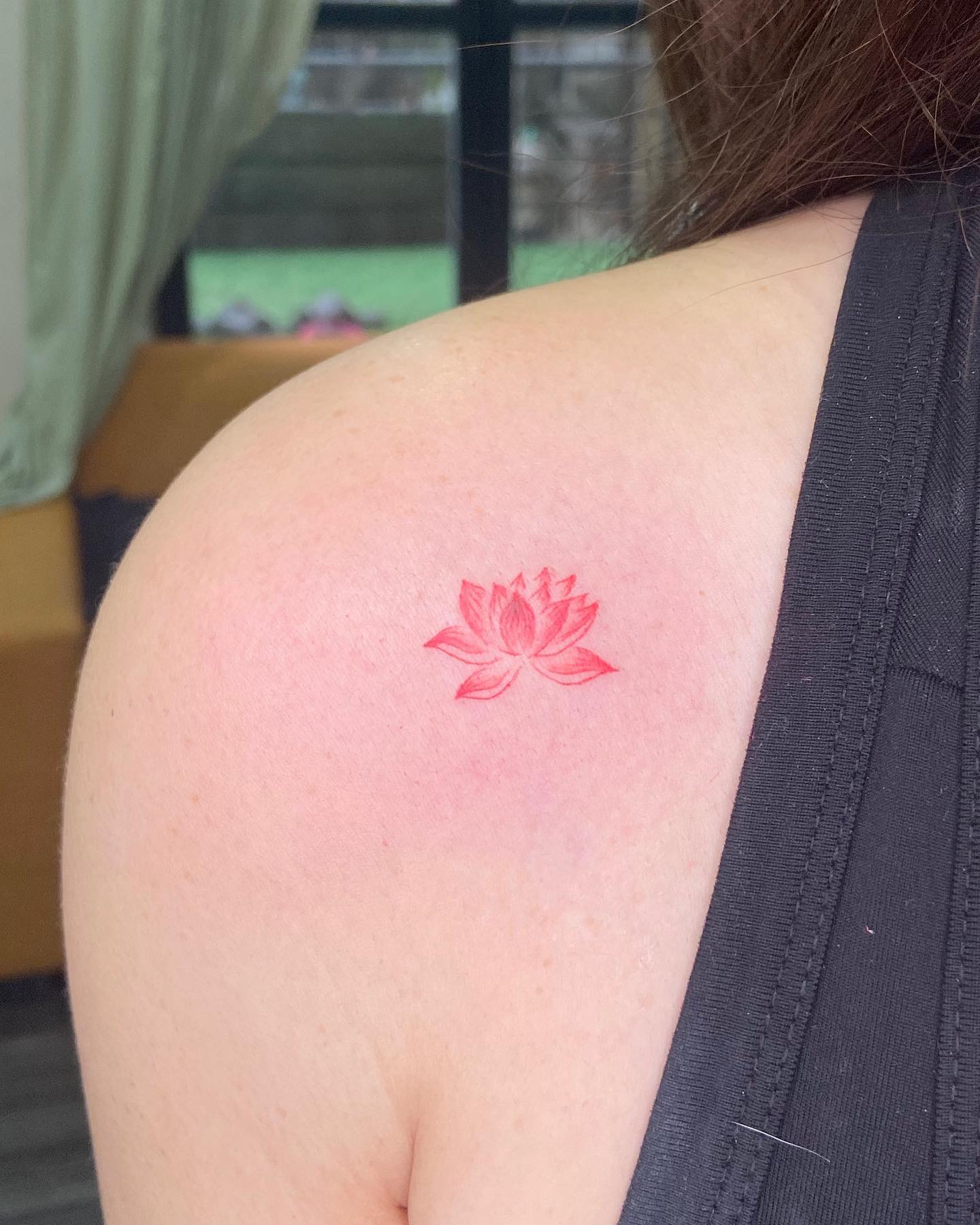 Tatuaje de loto en el hombro