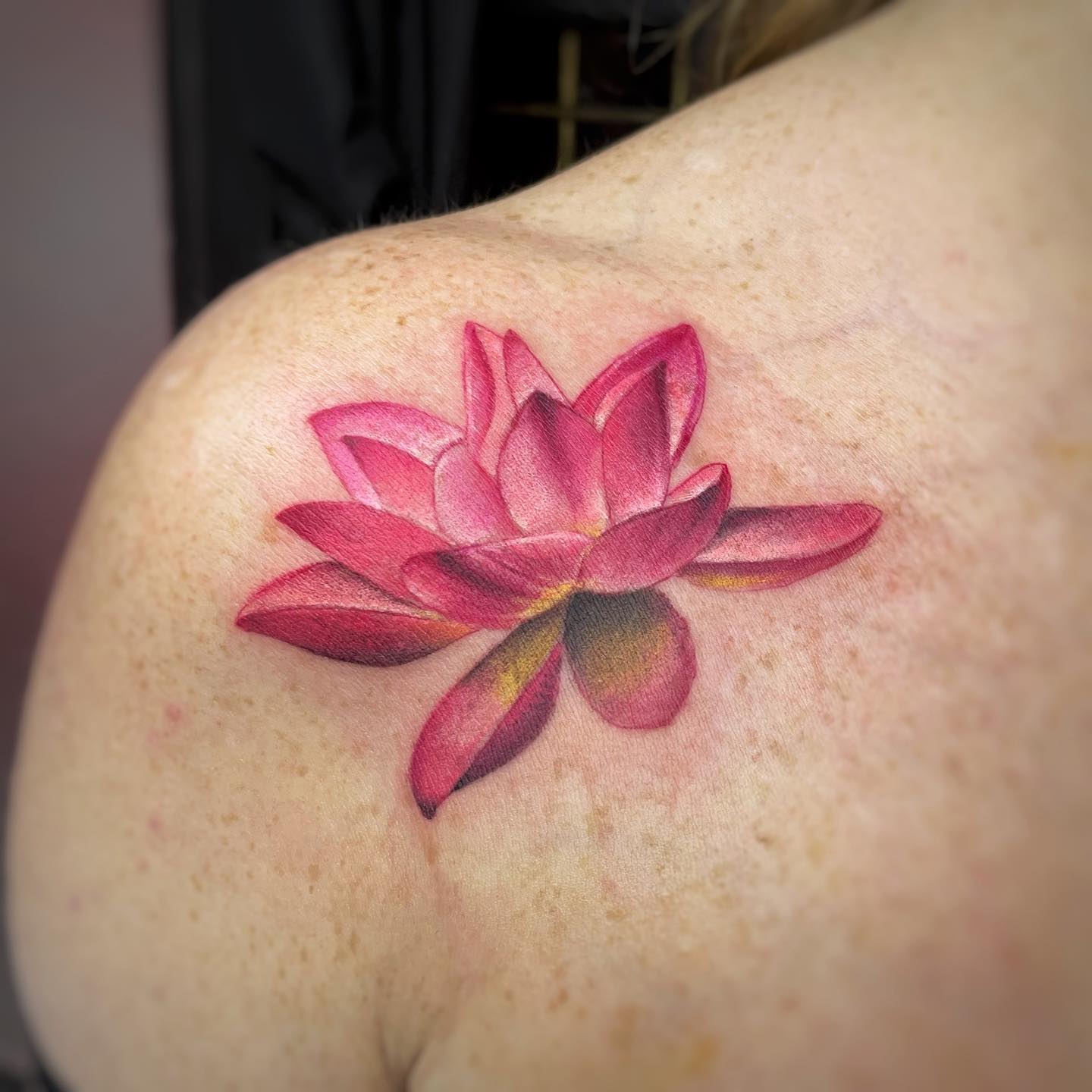 Tatuaje de loto en el pecho