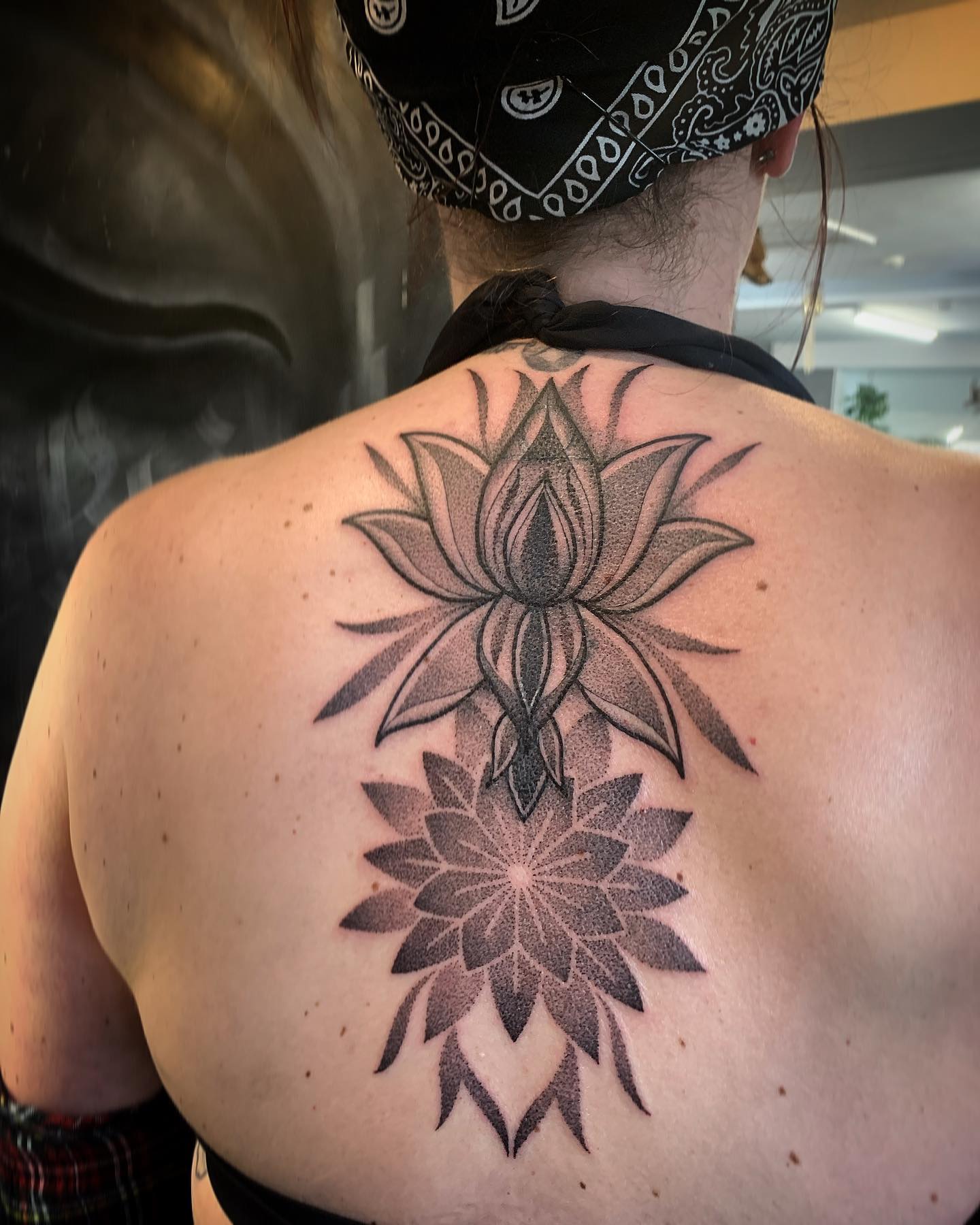 Tatuaje de Loto Gigante en la Espalda