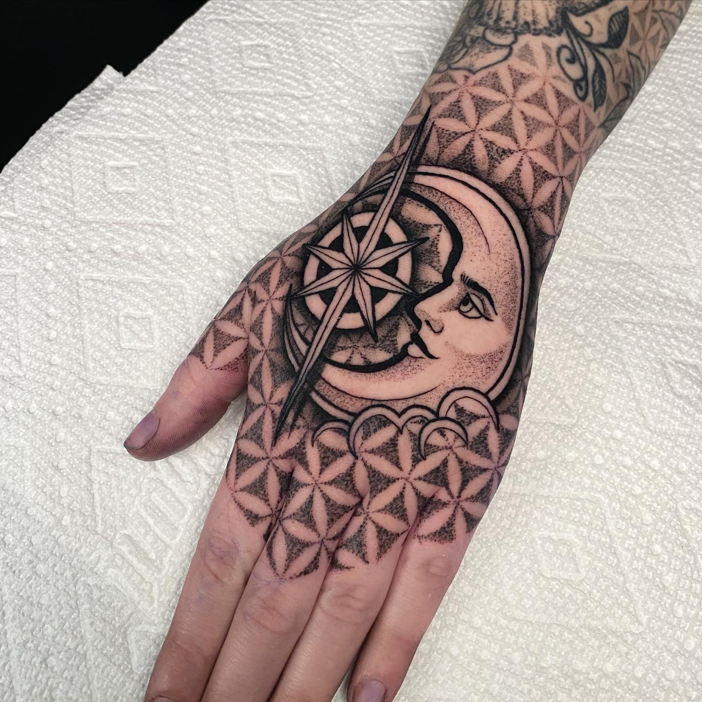 Tatuaje de Luna en la mano