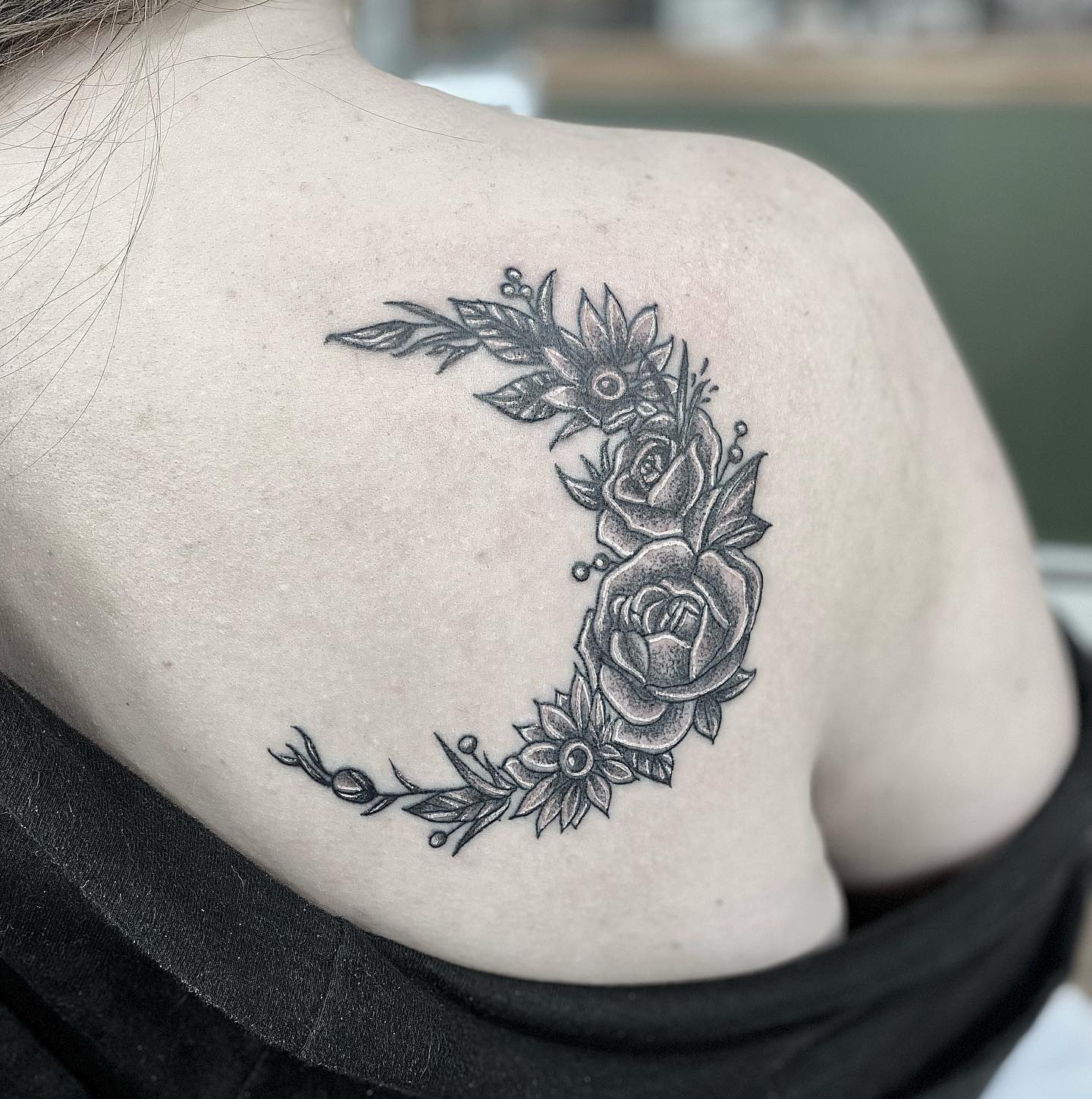 Tatuaje de Luna Floral