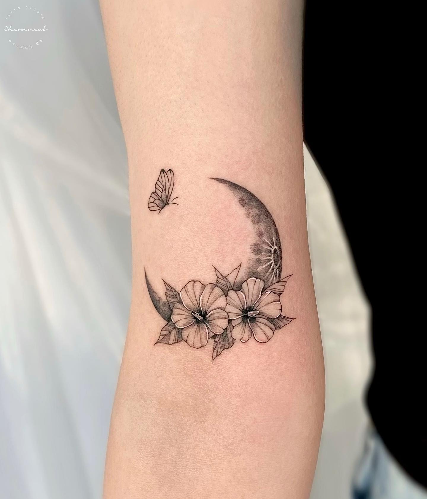 Tatuaje de Luna Floral