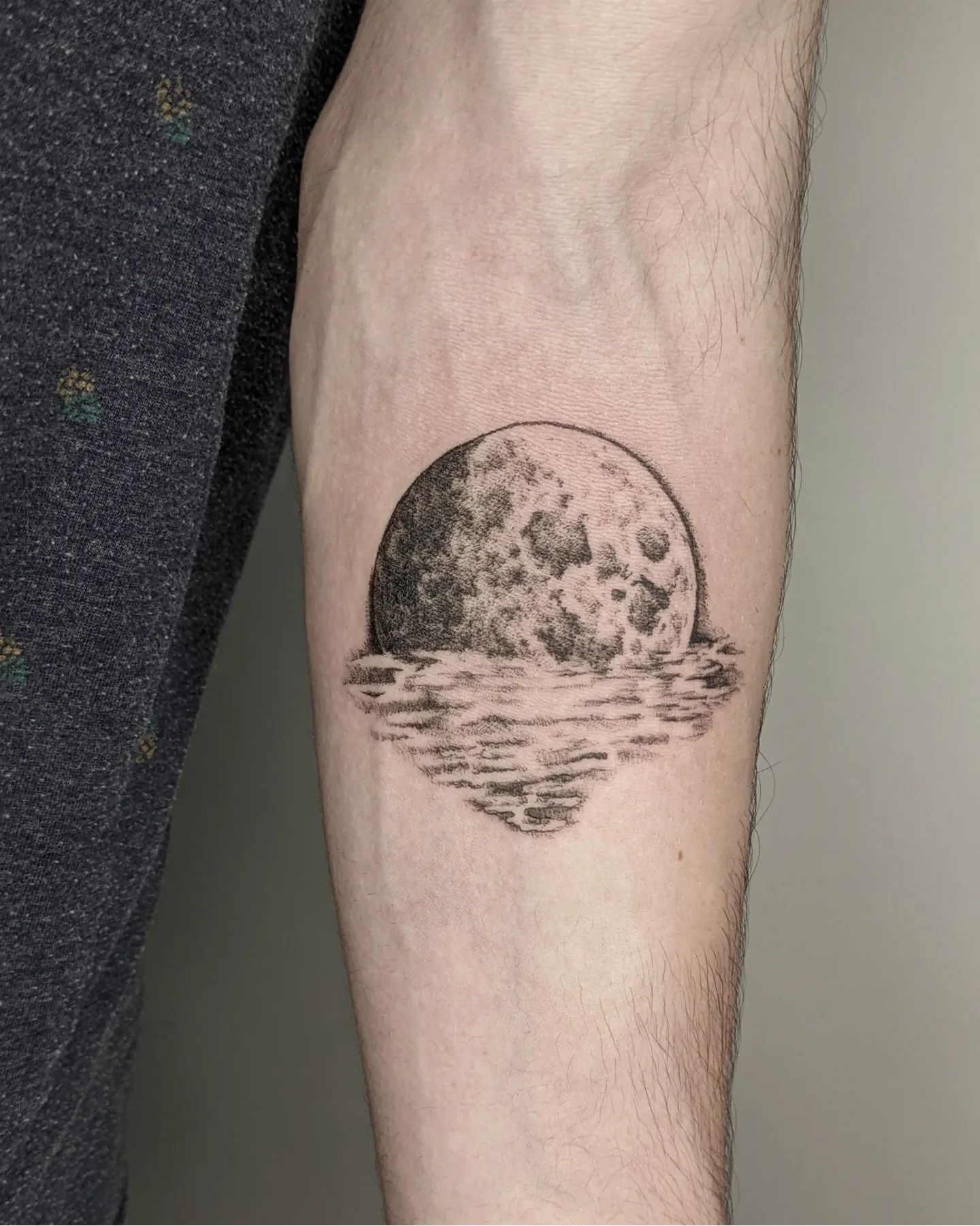 Tatuaje de Luna Realista en Puntos
