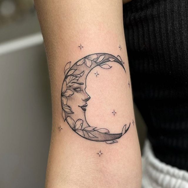 Tatuaje de luna soñadora