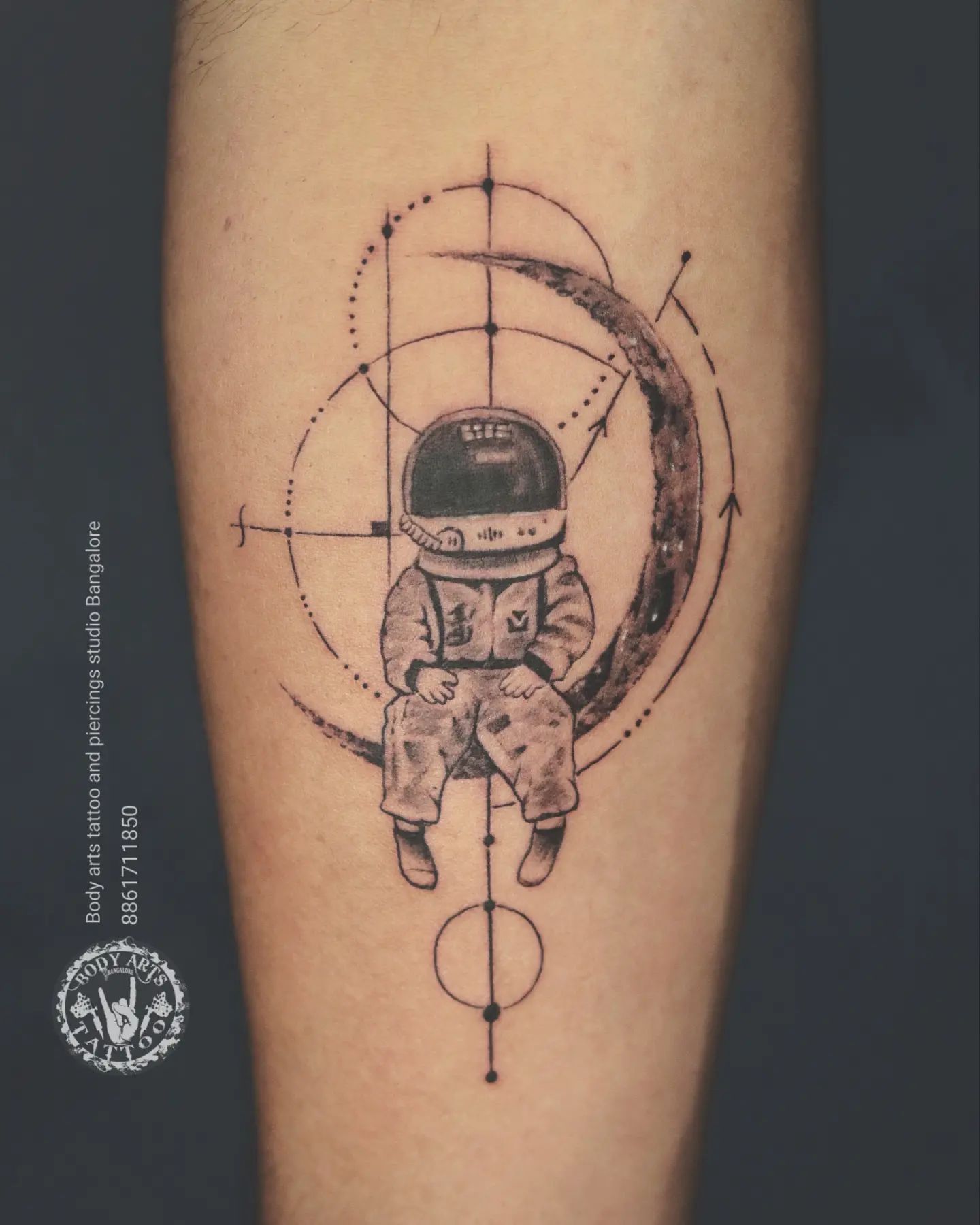 Tatuaje de luna y astronauta.