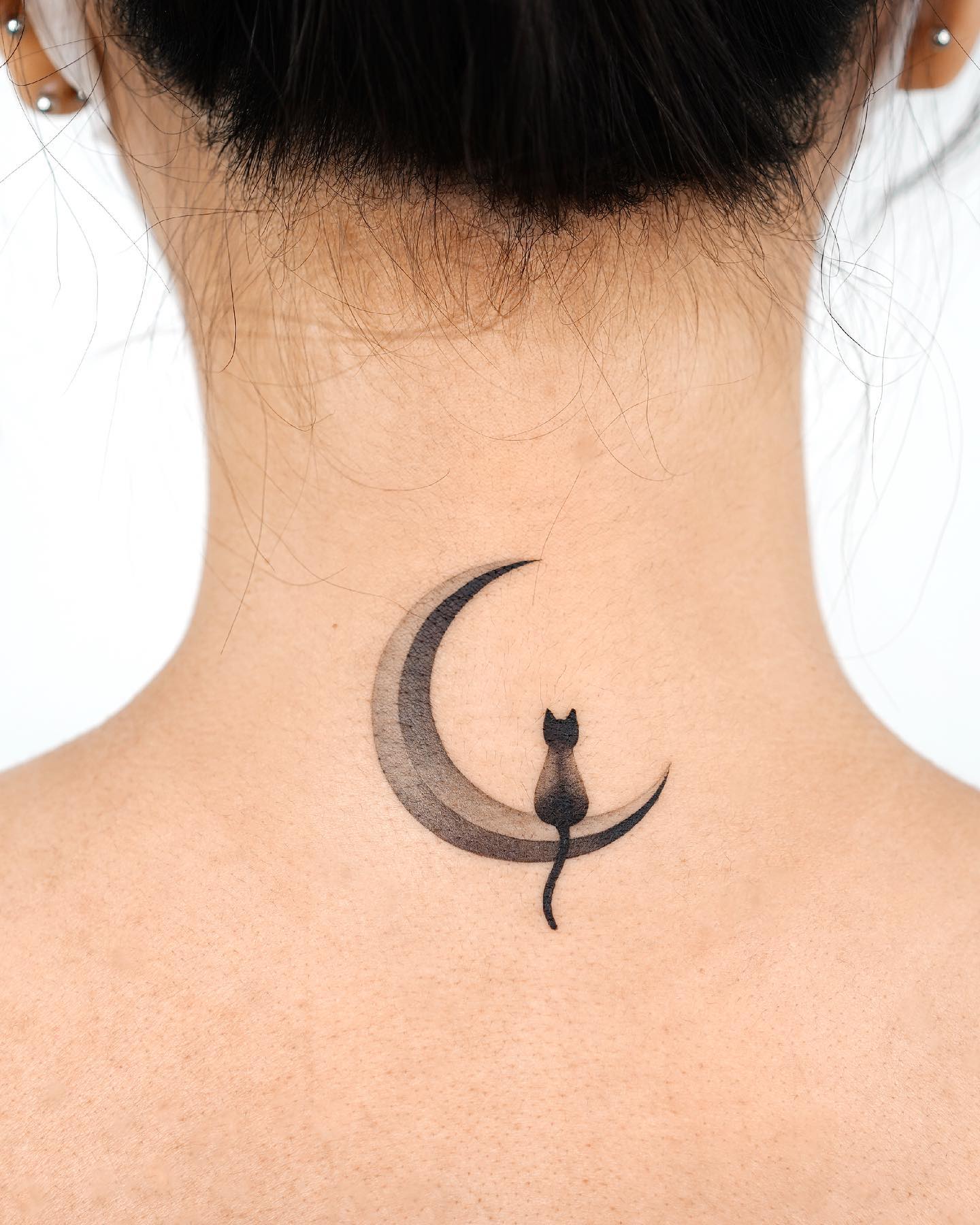 Tatuaje de Luna y Gato en el Cuello
