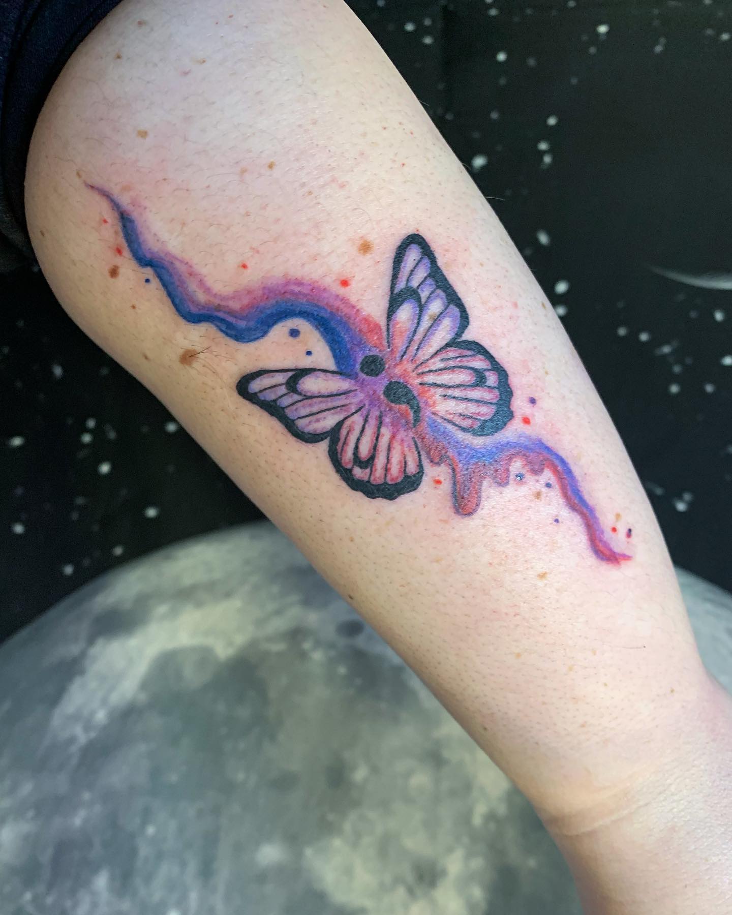 Tatuaje de mariposa brillante con punto y coma