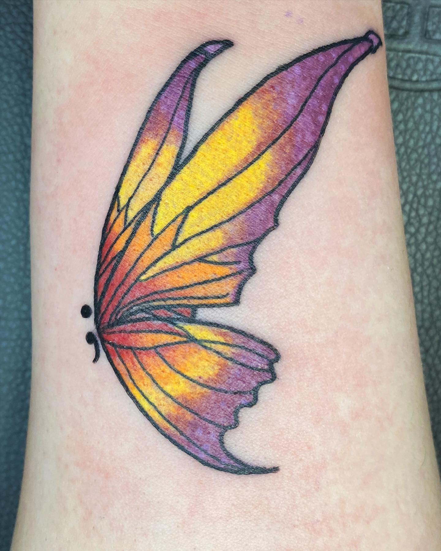 Tatuaje de mariposa morada punto y coma