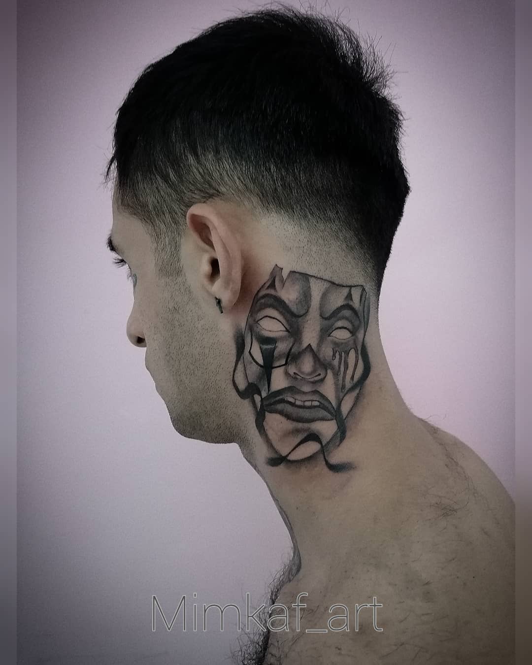 Tatuaje de máscara en el cuello para hombres