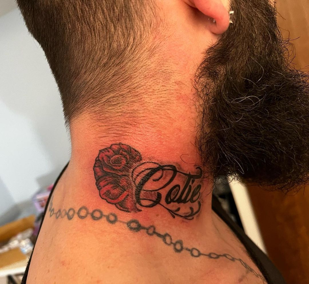 Tatuaje de nombre en el cuello para hombres.