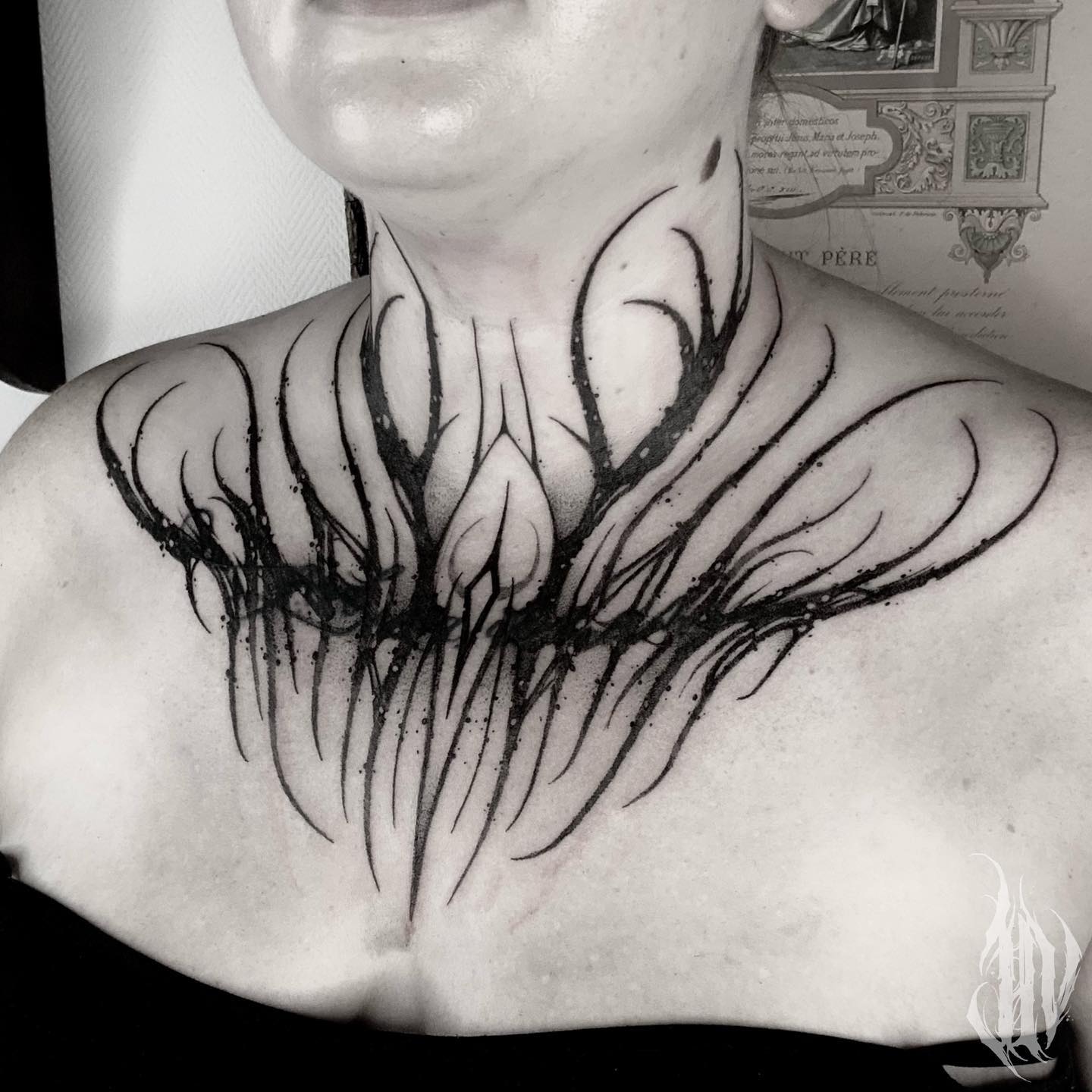 Tatuaje de ornamento gótico en el cuello.