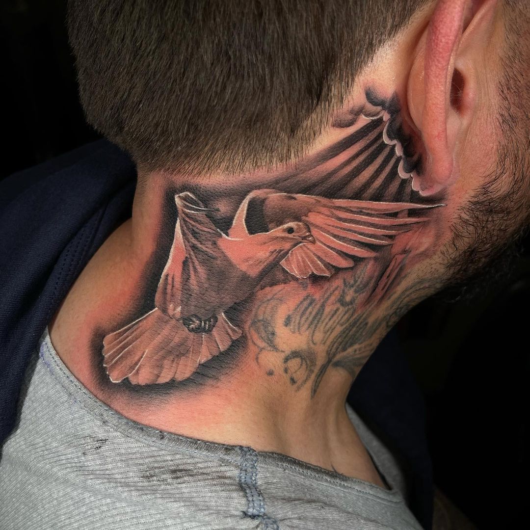 Tatuaje de pájaro en la espalda