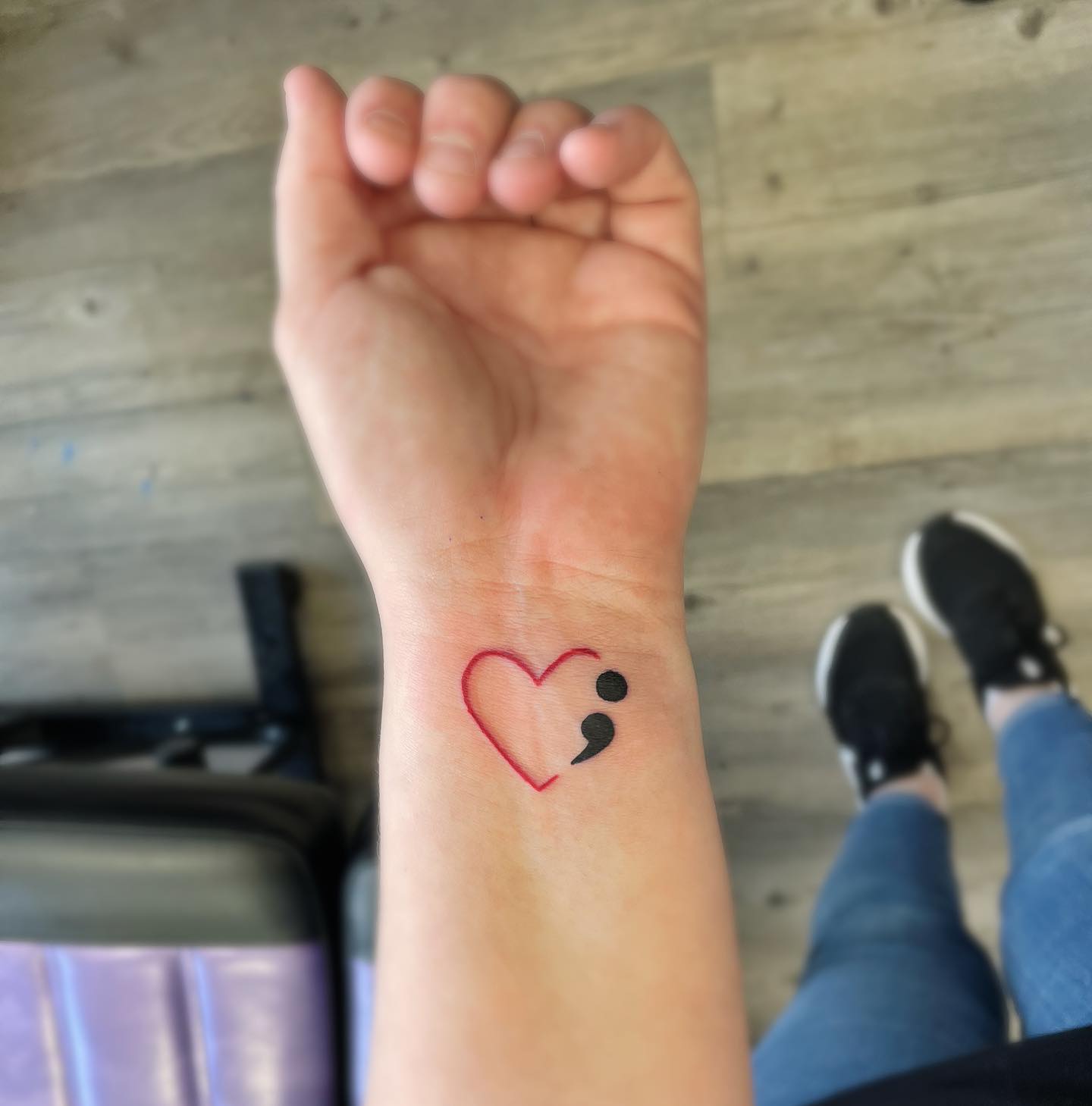 Tatuaje de punto y coma con impresión de corazón