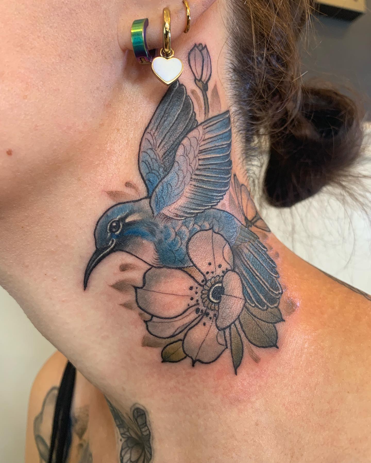 Tatuaje del cuello del colibrí.