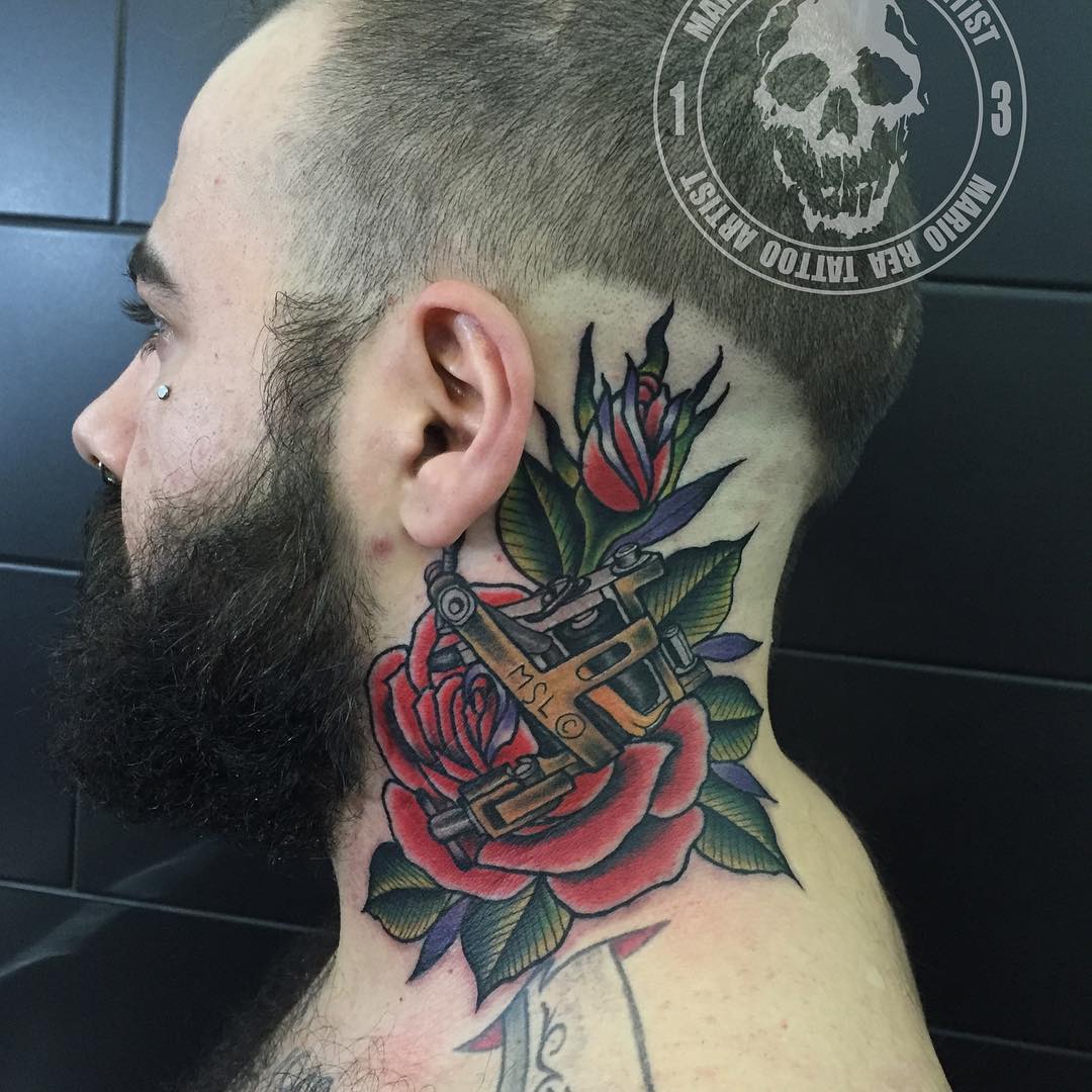 Tatuaje detallado en el cuello.