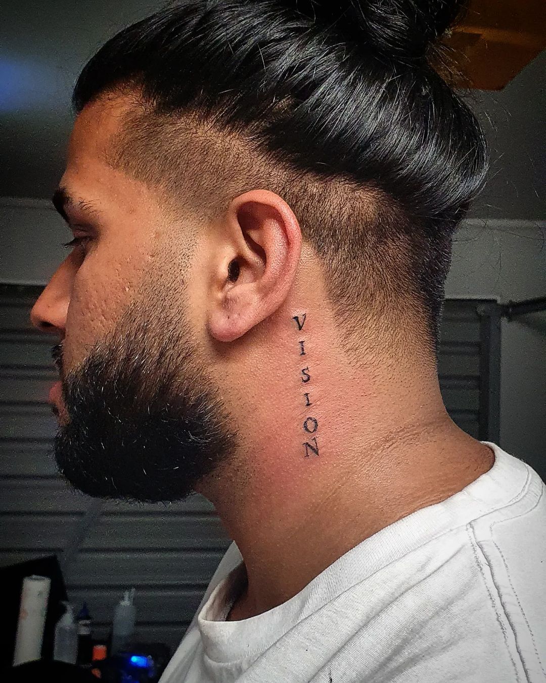Tatuaje en el cuello lateral