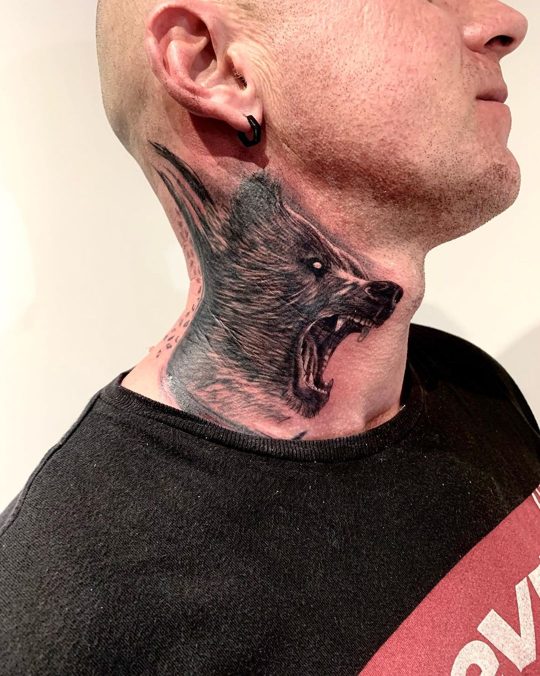Tatuaje grande en el cuello