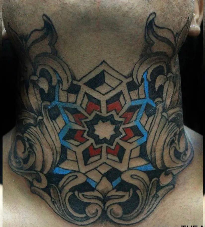 Tatuaje isométrico de color en el cuello.