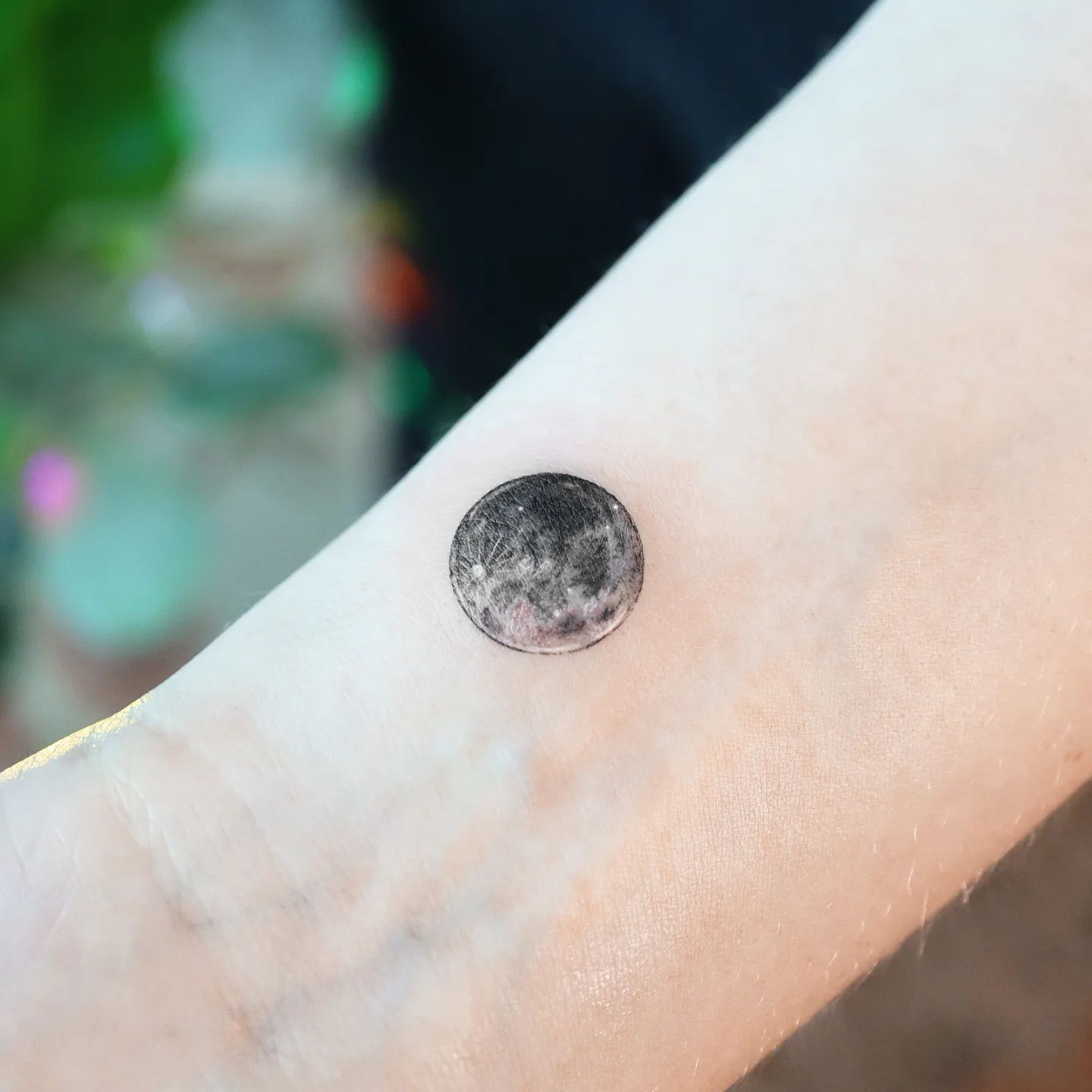 Tatuaje minimalista de luna
