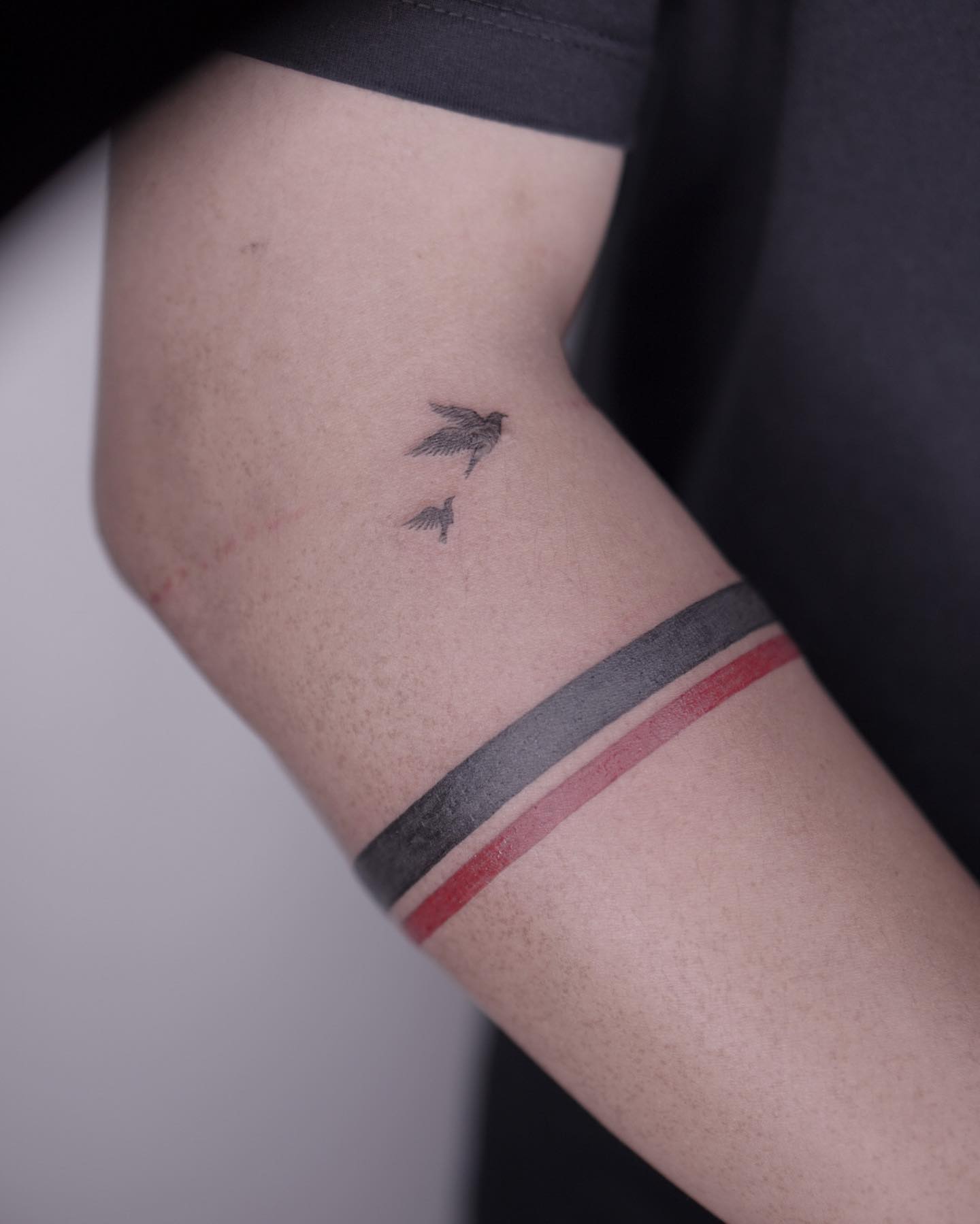 Tatuaje pequeño de brazalete con estampado de pájaro