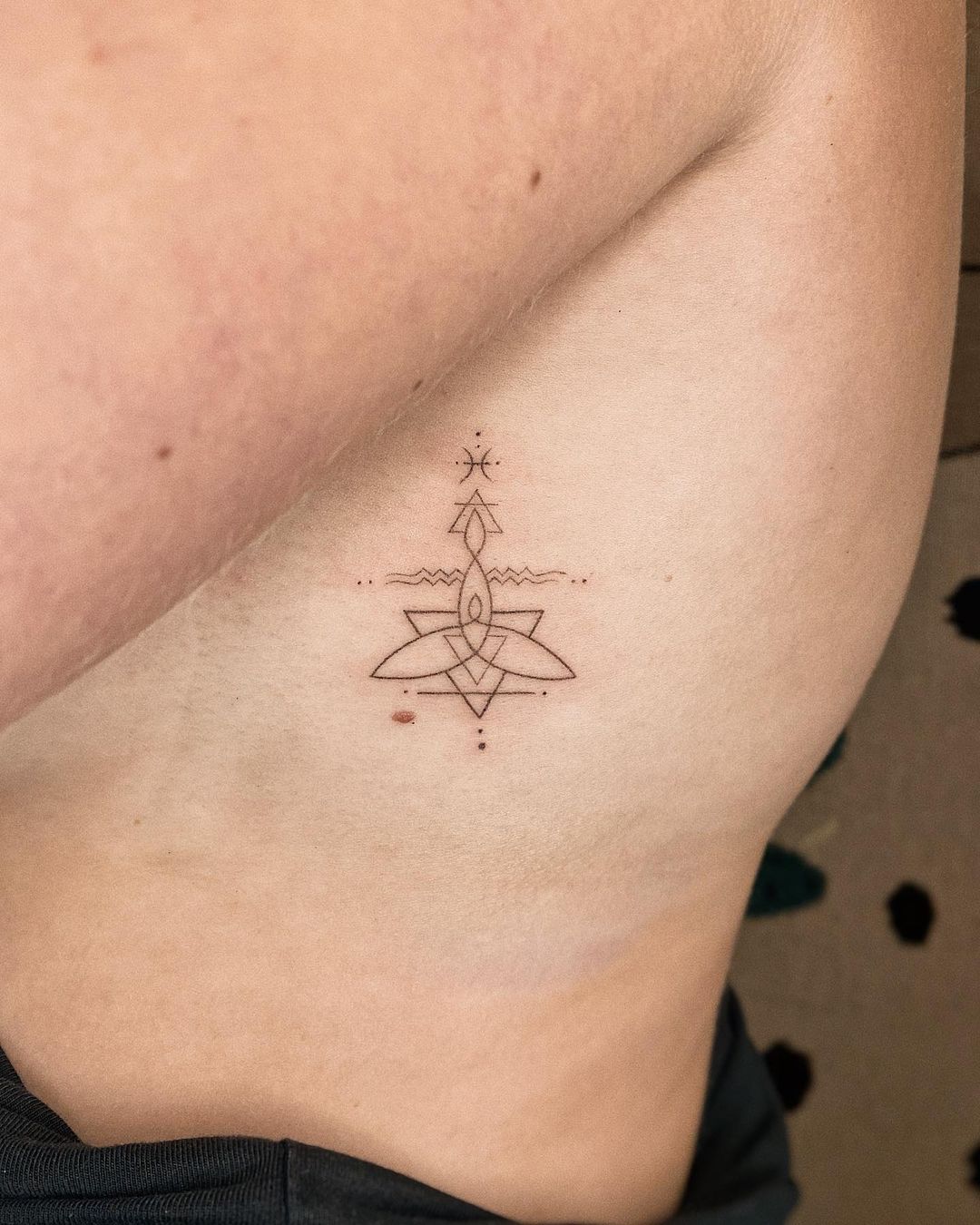 Tatuaje pequeño en el costado