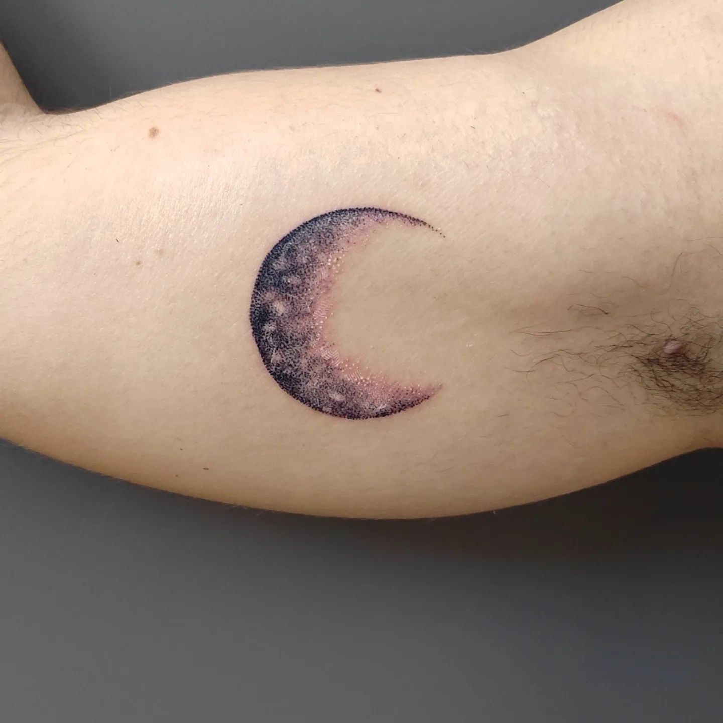 Tatuaje realista de la Luna