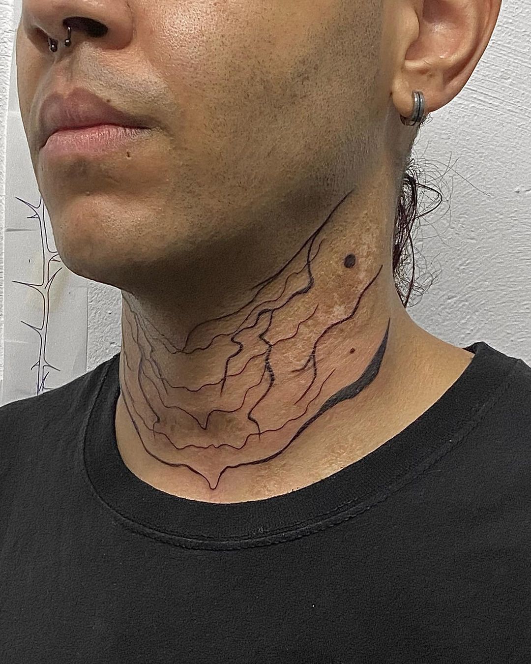 Tatuaje realista en el cuello