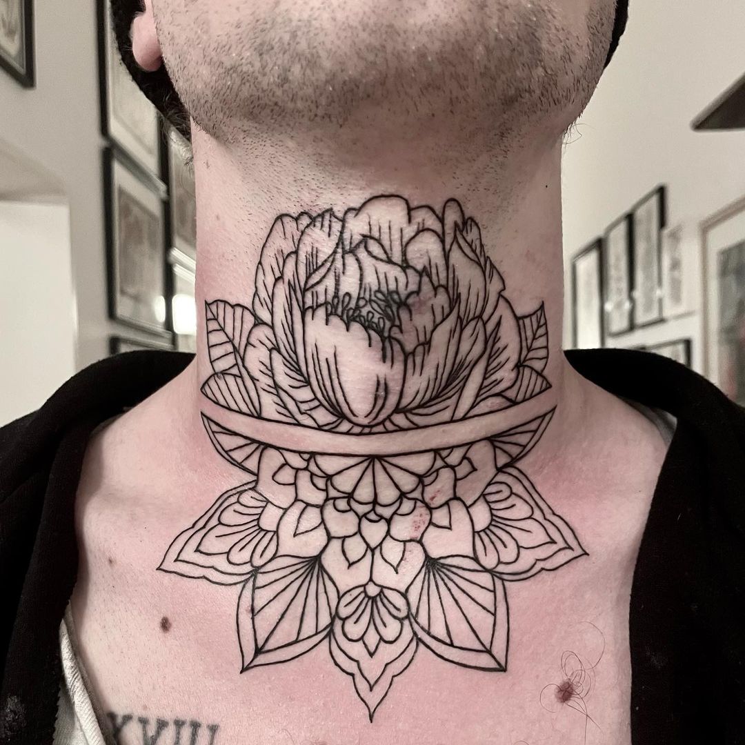 Tatuajes de cuello de contorno de flores para hombre