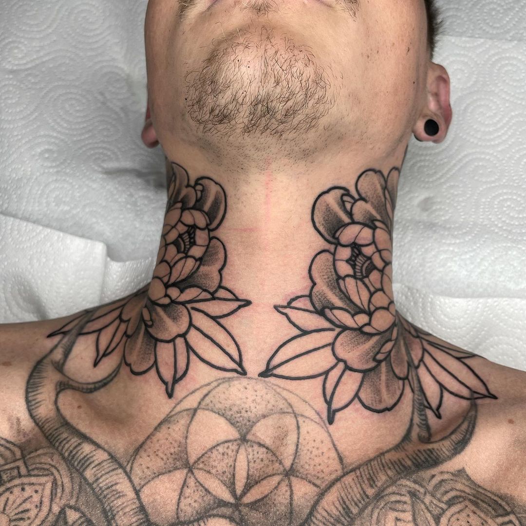 Tatuajes de flores en el cuello