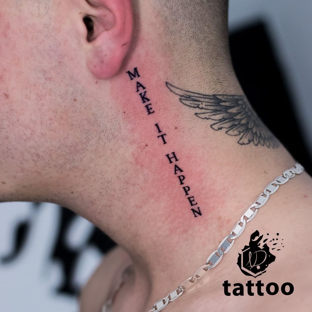Tatuajes en el cuello con citas para hombres.