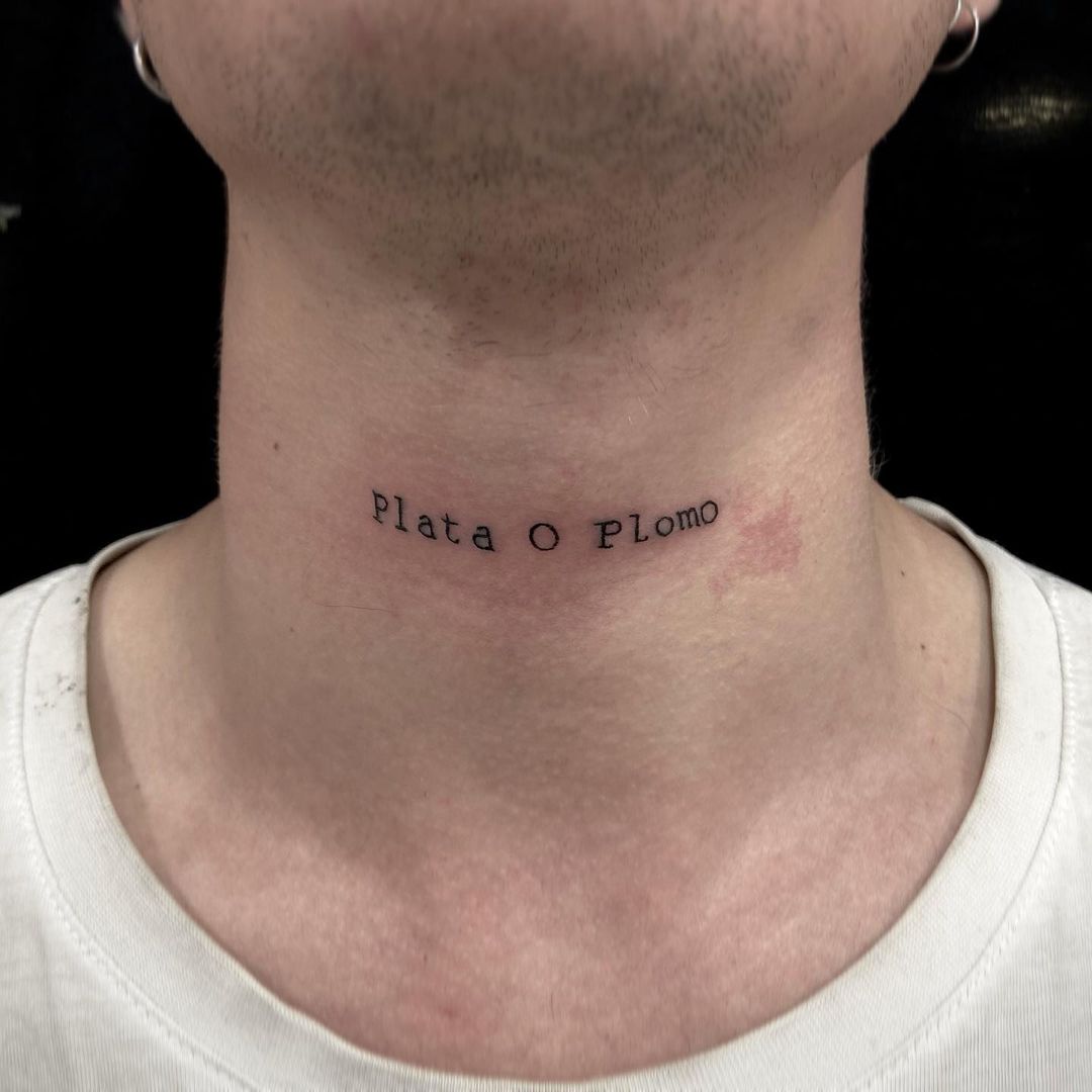Tatuajes en el cuello delantero para hombres con una frase.