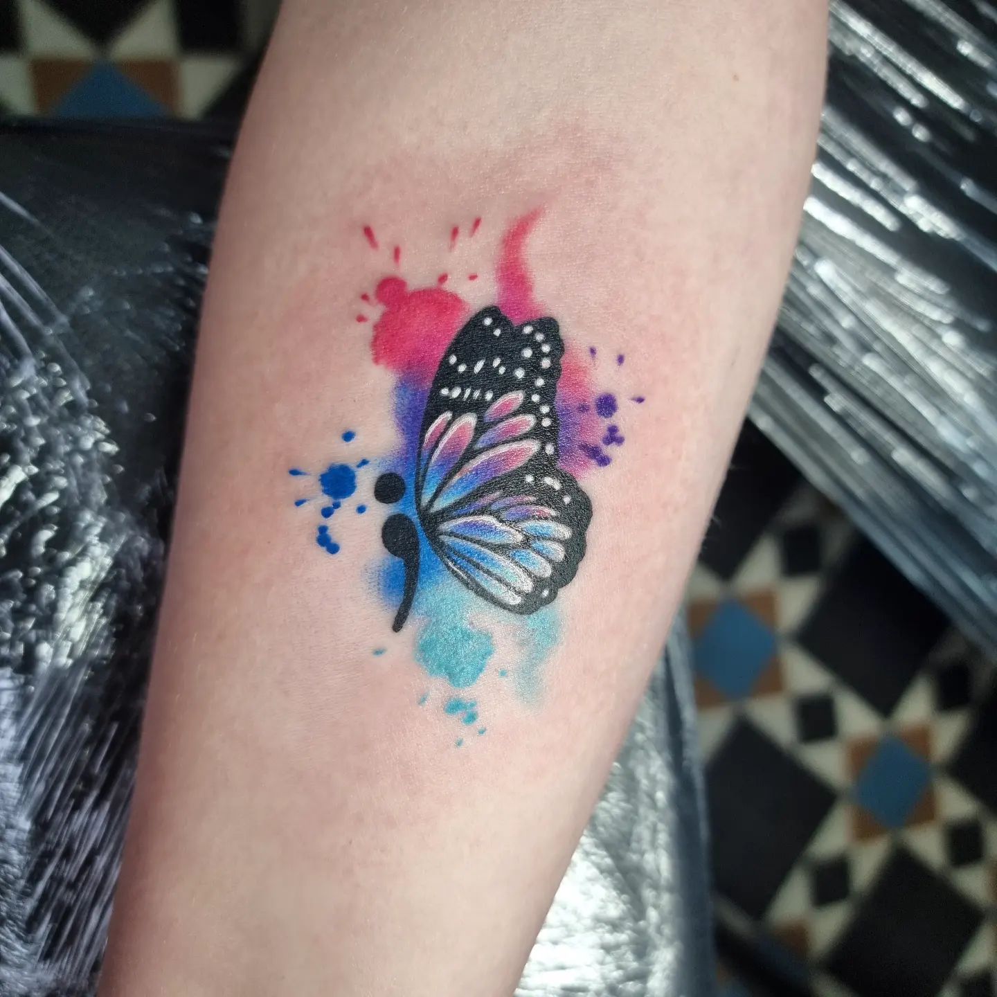 Toque de color Mariposa Tatuaje de punto y coma