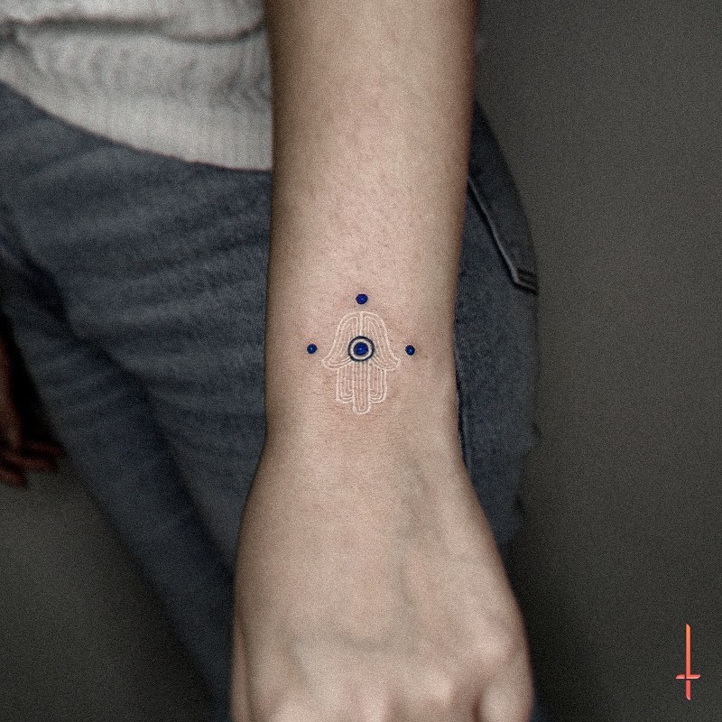 Antebrazo Tatuaje Hamsa de Tinta Azul
